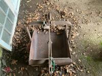 FERGUSON EARTH SCOOP - 7