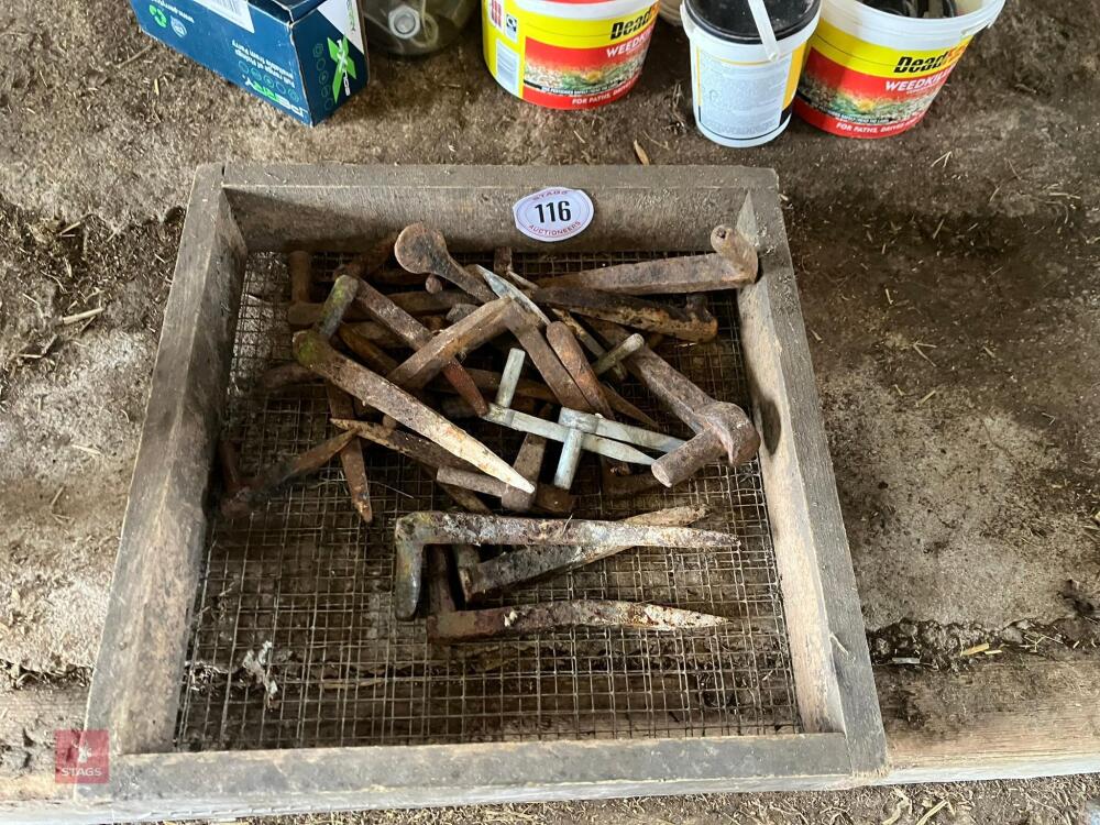 QUANTITY OF GATE HANGERS