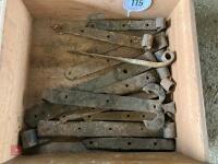 QUANTITY OF SMALL HINGES - 2