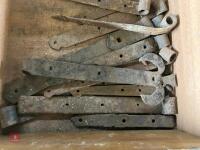QUANTITY OF SMALL HINGES - 3