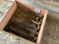 QUANTITY OF SMALL HINGES - 6