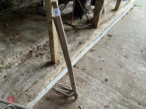 2 X VINTAGE DUNG FORKS