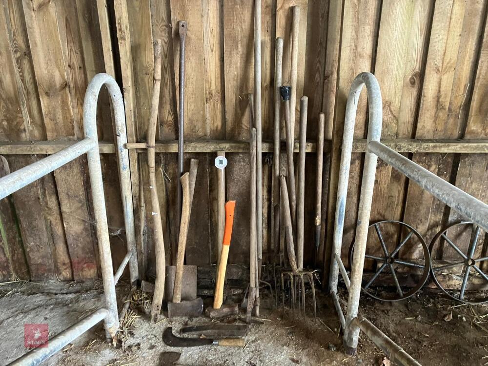 SELECTION OF HAND TOOLS