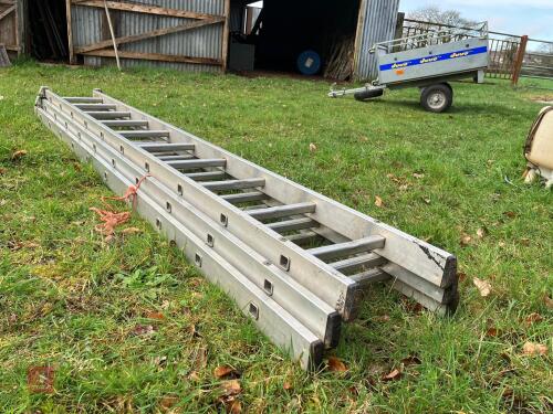 30' TRIPLE EXTENDING LADDER