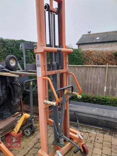 MANUAL PALLET LIFTER