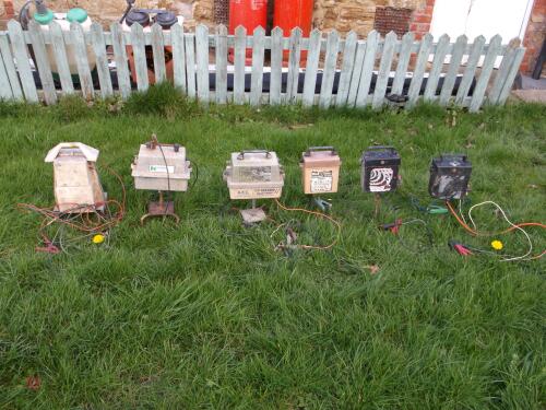 6 BATTERY ELECTRIC FENCERS (S/R)