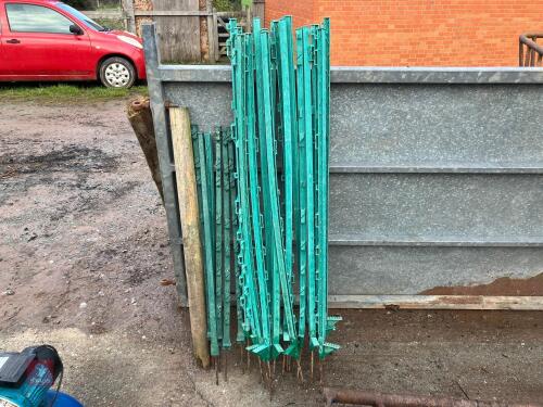 23 PLASTIC ELECTRIC FENCE STAKES
