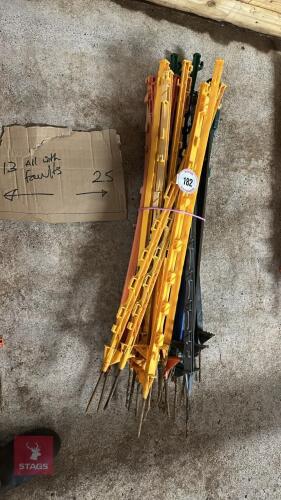 25 MIXED ELECTRIC FENCING STAKES