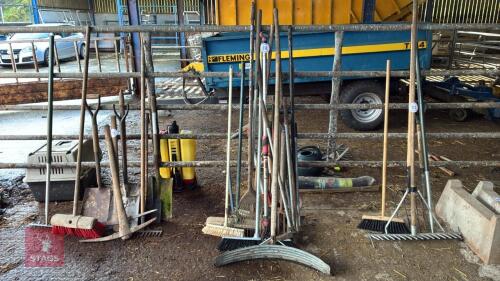 SELECTION OF GARDEN TOOLS