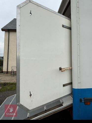 CARGO 813 HORSE LORRY BACK LOADING DOORS (S/R)