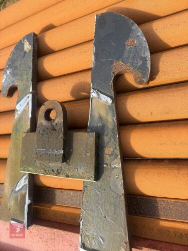 PAIR OF BLACK MERLO BRACKETS