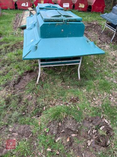 2 LAMB CREEP FEEDERS (3)