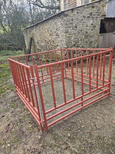 SQUARE BALE HAY FEEDER
