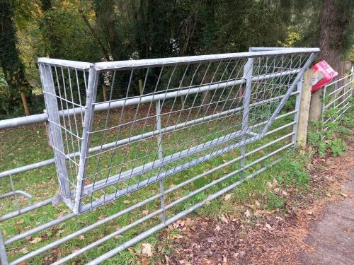 HEAVY DUTY HANGING HAY RACK