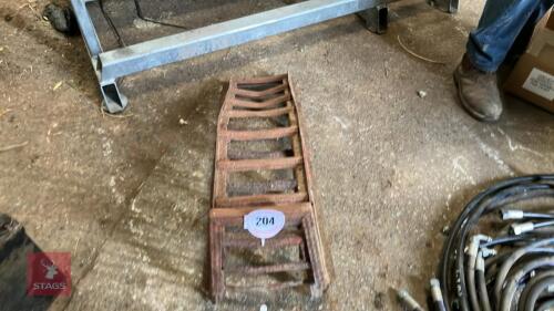 PAIR OF CAR RAMPS & SNOW CHAINS