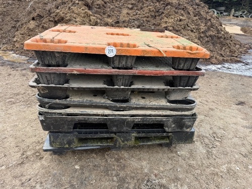 8 MIXED PLASTIC PALLET BASES