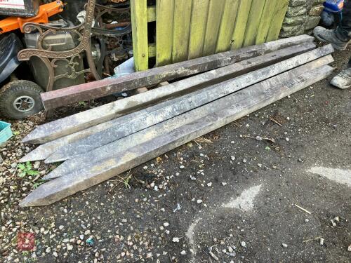 7 PLASTIC FENCE POSTS