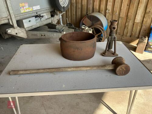 3 VINTAGE COLLECTABLES