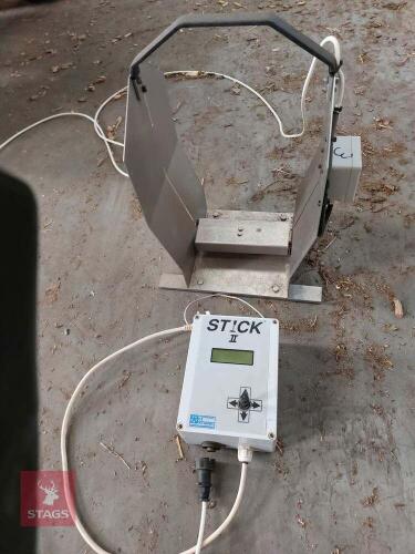 2 POULTRY PLATFORM WEIGHERS
