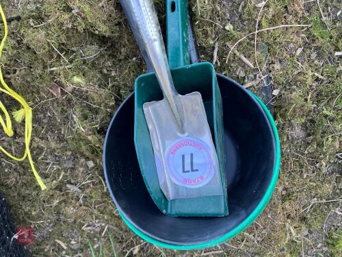4 POULTRY FEED SCOOPS (77)