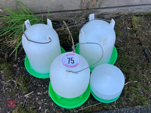 4 GREEN/WHITE POULTRY DRINKERS (75)