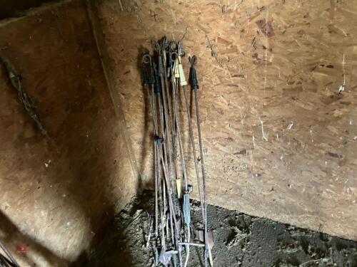 15 PIG TAIL ELECTRIC FENCE STAKES (4)