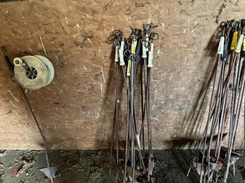 15 PIG TAIL ELECTRIC FENCE STAKES (3)
