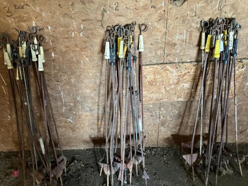 15 PIG TAIL ELECTRIC FENCE STAKES (2)