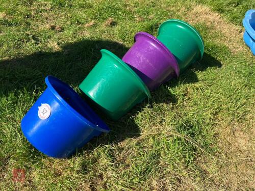 4 PLASTIC HOOK OVER BUCKET FEEDERS (52)