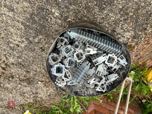 BUCKET OF PLASTIC WIRE MESH STANDS