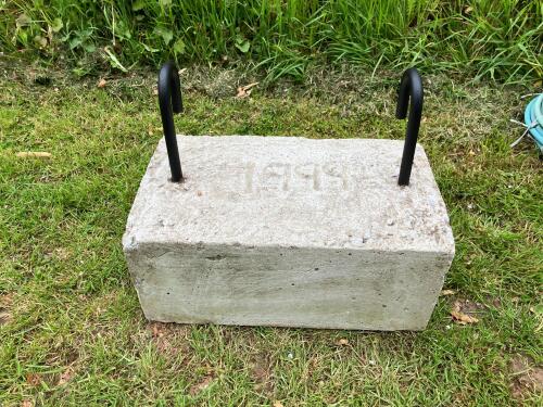 HOOK ON CONCRETE WEIGHT