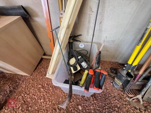 TUB OF BUILDERS TOOLS & SPIRIT LEVEL (83
