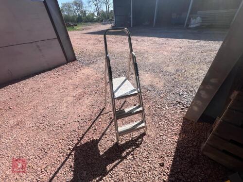 SMALL ALUMINIUM STEP LADDER (81)
