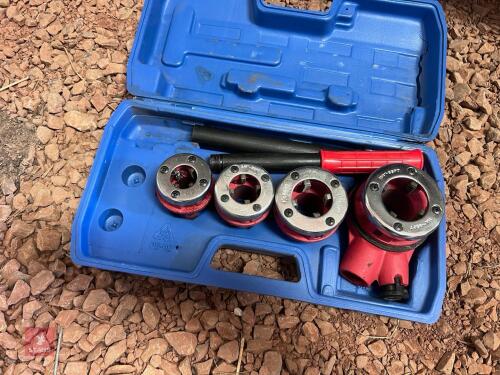 SET OF PIPE THREADERS (77)