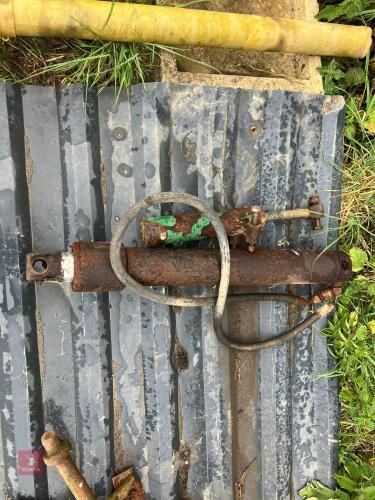 2 HYDRAULIC RAMS