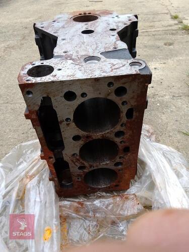 MASSEY FERGUSON 135 BLOCK (S/R)
