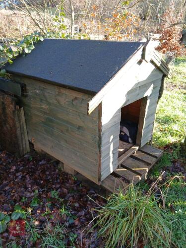 WOODEN DOG KENNEL