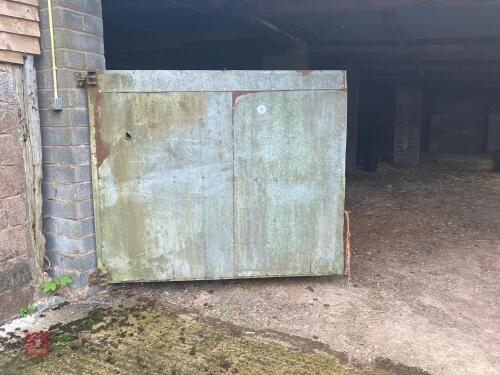 LARGE SHEETED HANGING DOOR (33)