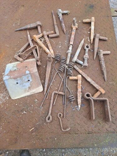 QTY OF MIXED GATE HANGERS (3)