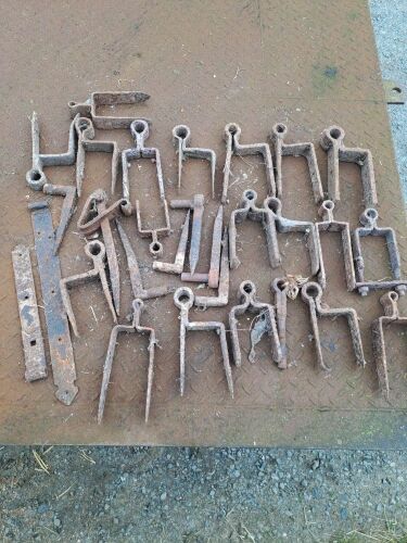 QTY OF MIXED GATE HANGERS (4)