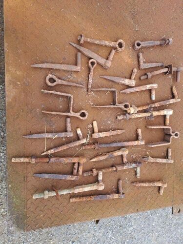 QTY OF MIXED GATE HANGERS (5)