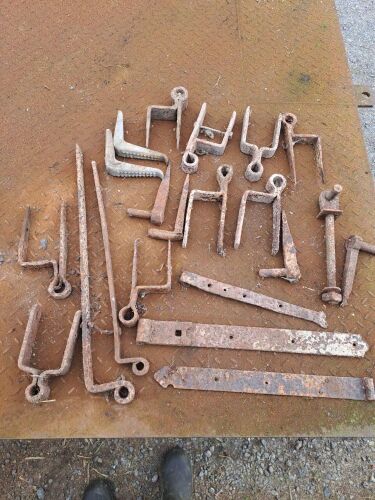 QTY OF MIXED GATE HANGERS (6)