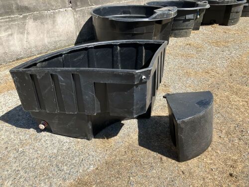 PAXTON CORNER PLASTIC WATER TROUGH (30)