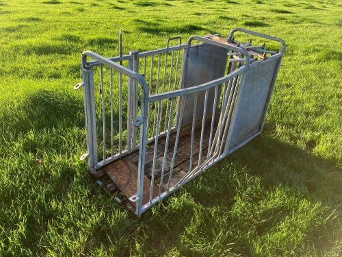 SHEEP HANDLING DOCKING CRATE