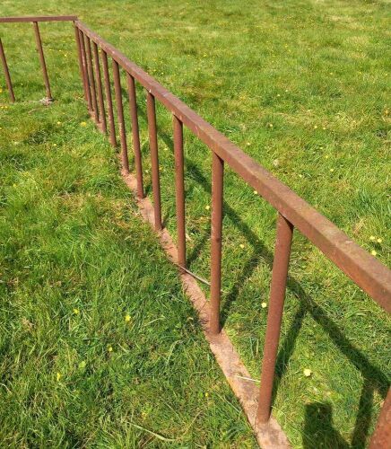 6 LENGTHS OF 3.8M LONG RAILINGS