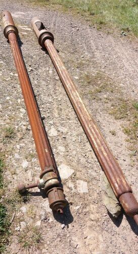 2 METAL LAMP POSTS