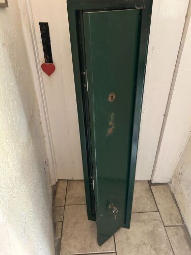 LOCKABLE GUN CABINET