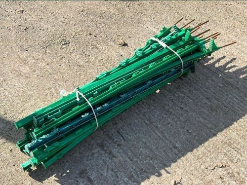 25 GREEN ELECTRIC FENCING STAKES