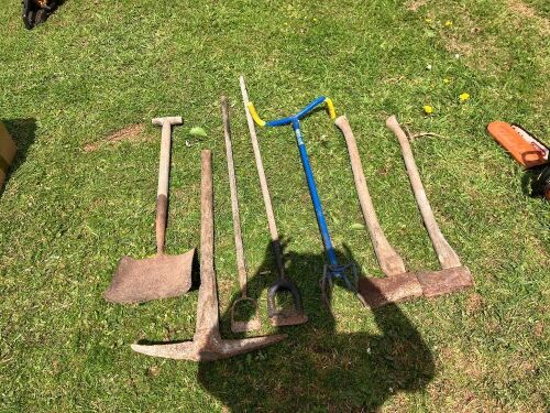 SELECTION OF HAND TOOLS