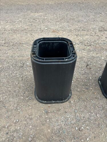 10 PLASTIC CHAMBERS/PLANTERS